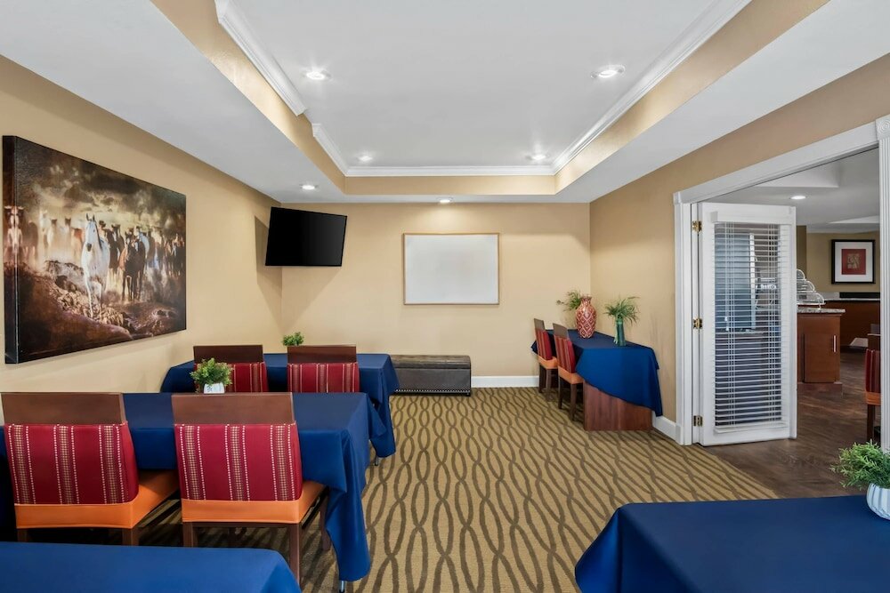 Фото Comfort Suites Las Colinas Center