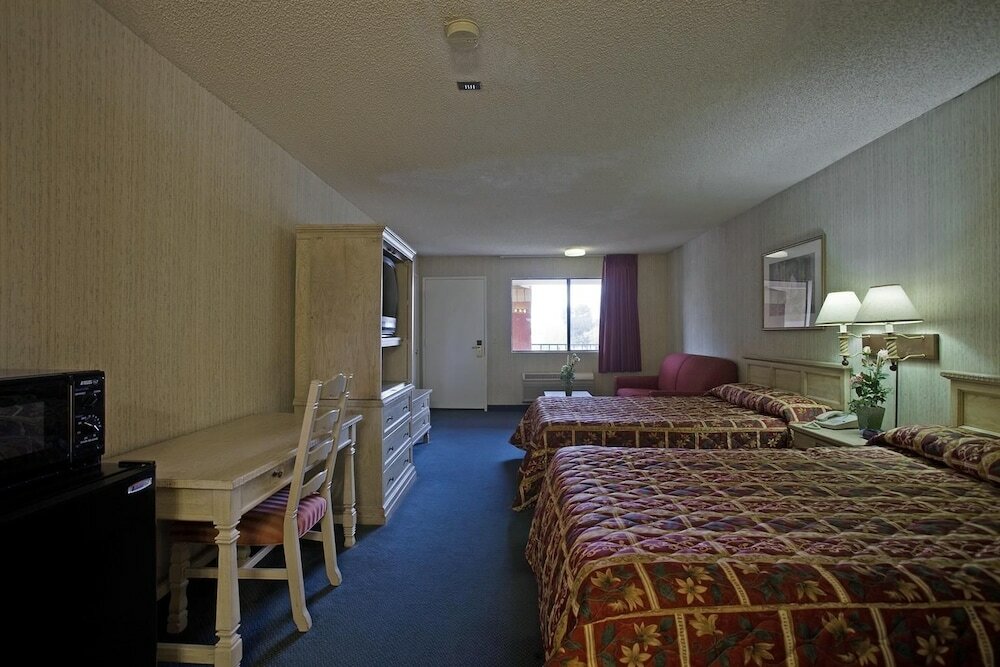 Фото Days Inn by Wyndham Hemet