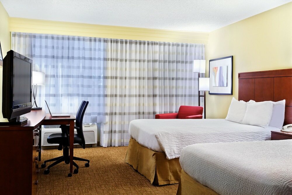 Фото Courtyard by Marriott Houston Brookhollow