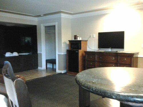 Гостиница Dynasty Suites Hotel Riverside в Риверсайде