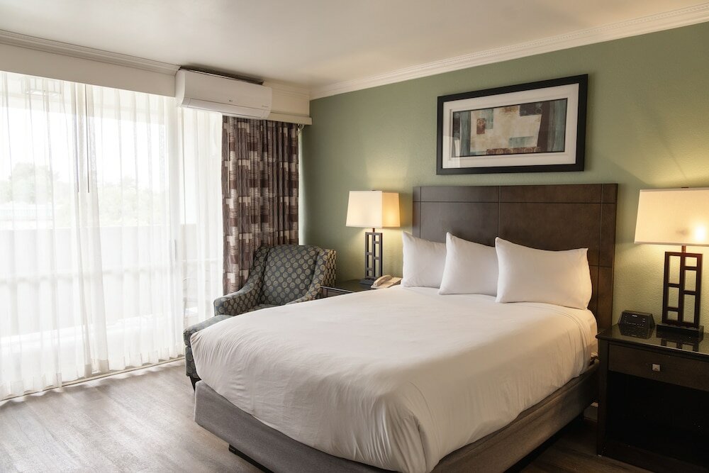 Фото Travelodge by Wyndham Monterey Bay