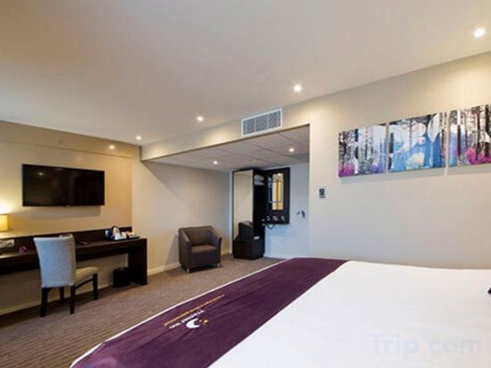 Фото Premier Inn Edinburgh City Centre Royal Mile