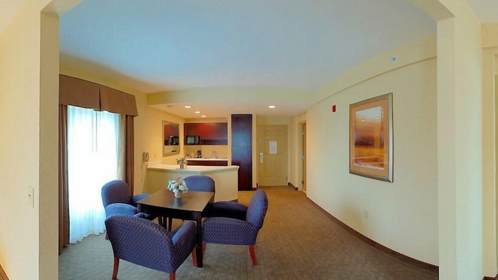 Фото Holiday Inn Express Hotel & Suites Clearwater/Us 19 N, an Ihg Hotel
