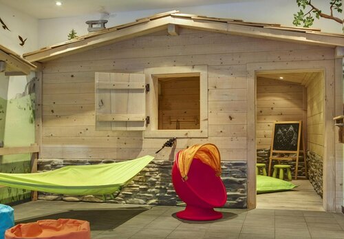 Гостиница Huus Gstaad в Занене