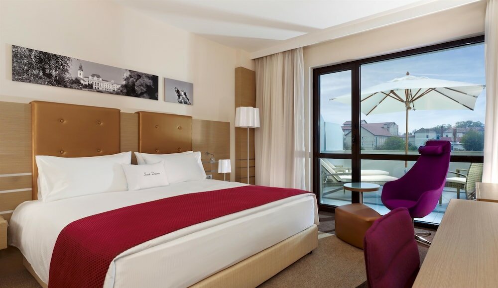 Фото DoubleTree by Hilton Oradea