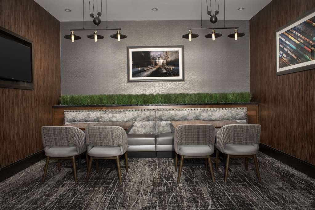 Фото Embassy Suites Springfield