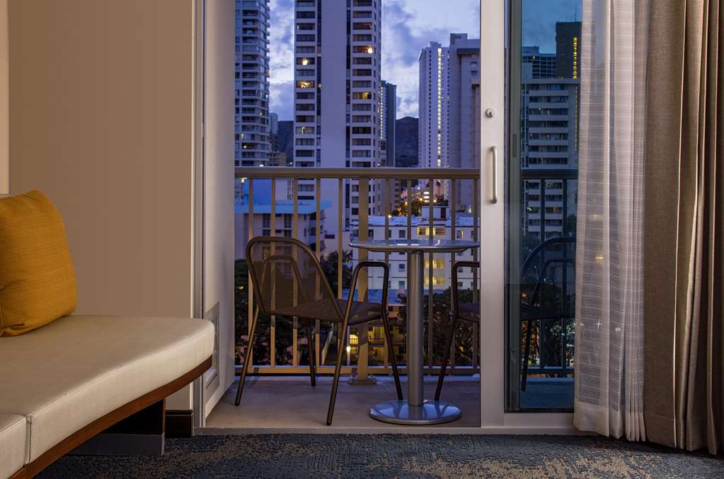 Фото Hilton Garden Inn Waikiki Beach