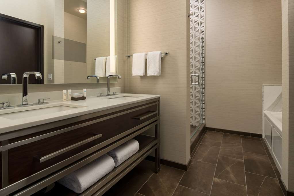 Фото Embassy Suites by Hilton Seattle Downtown Pioneer Square
