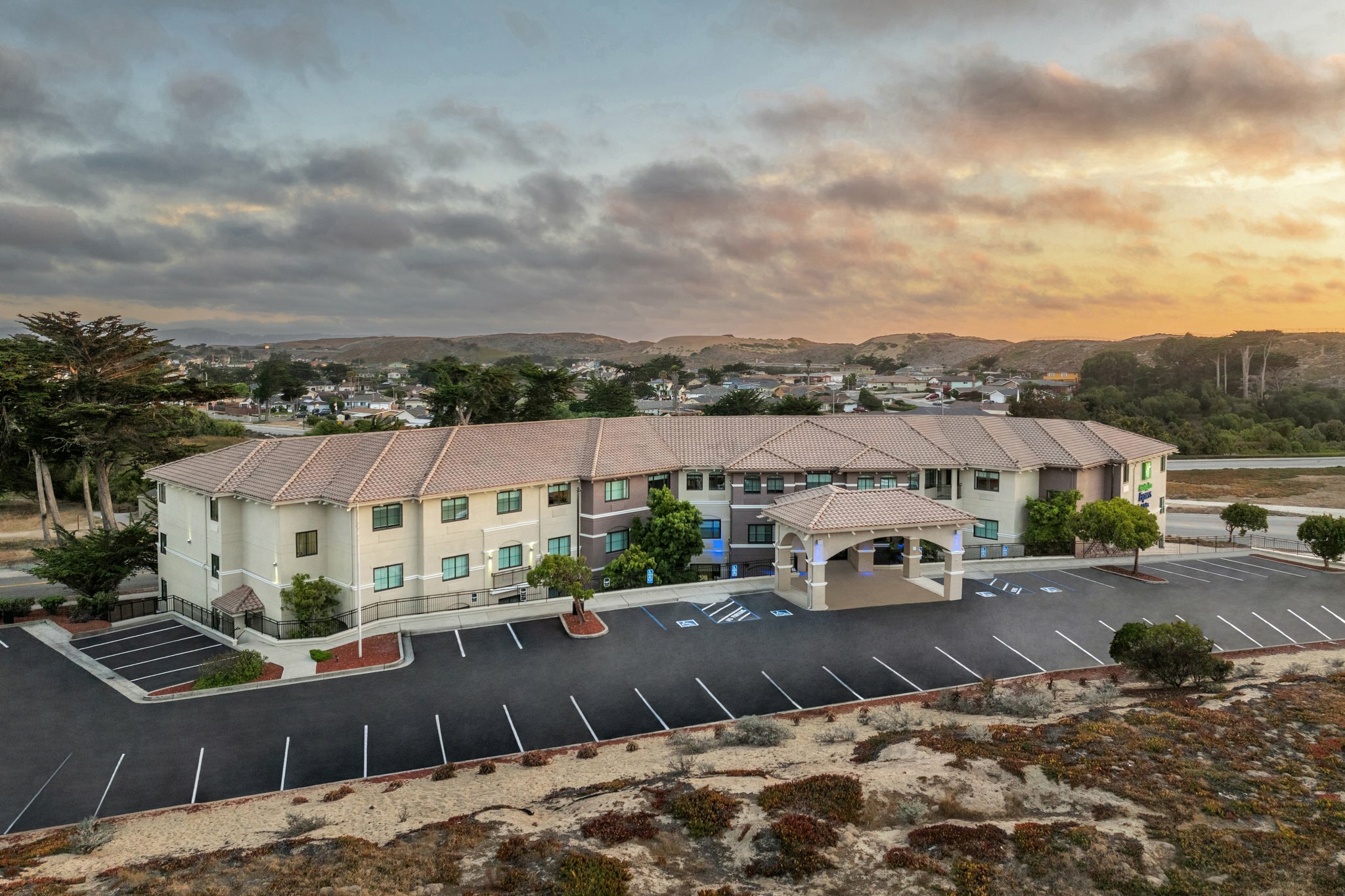 Фото Holiday Inn Express Hotel & Suites Marina - State Beach Area, an Ihg Hotel