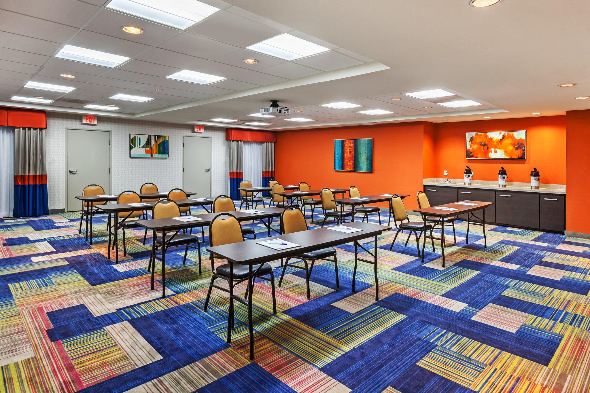 Фото Holiday Inn Express Hotels & Suites East Houston, an Ihg Hotel