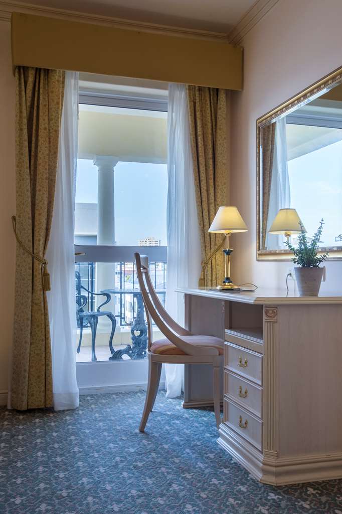 Фото Radisson Blu Le Vendome Hotel, Cape Town