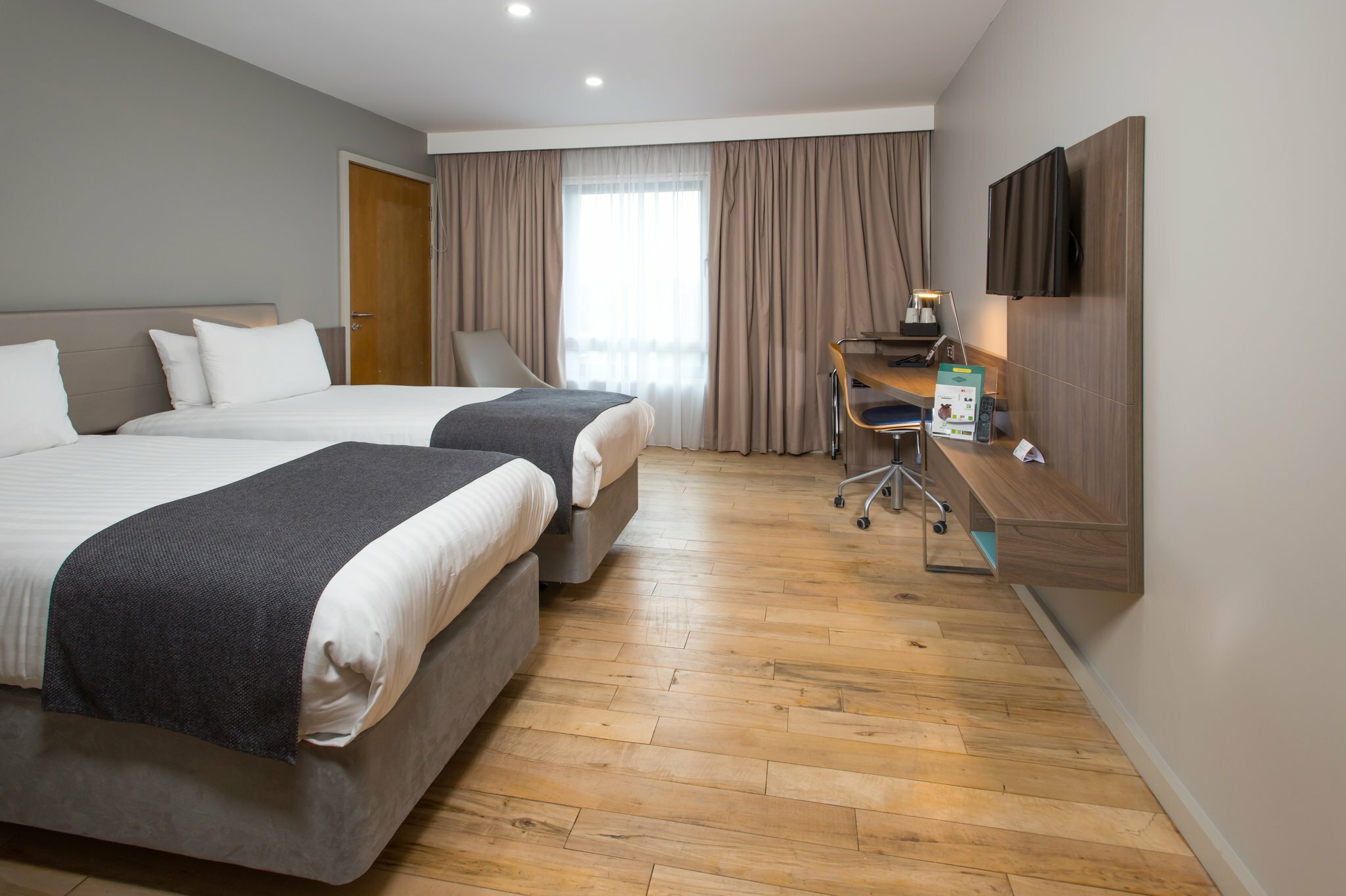 Фото Holiday Inn London - West, an Ihg Hotel