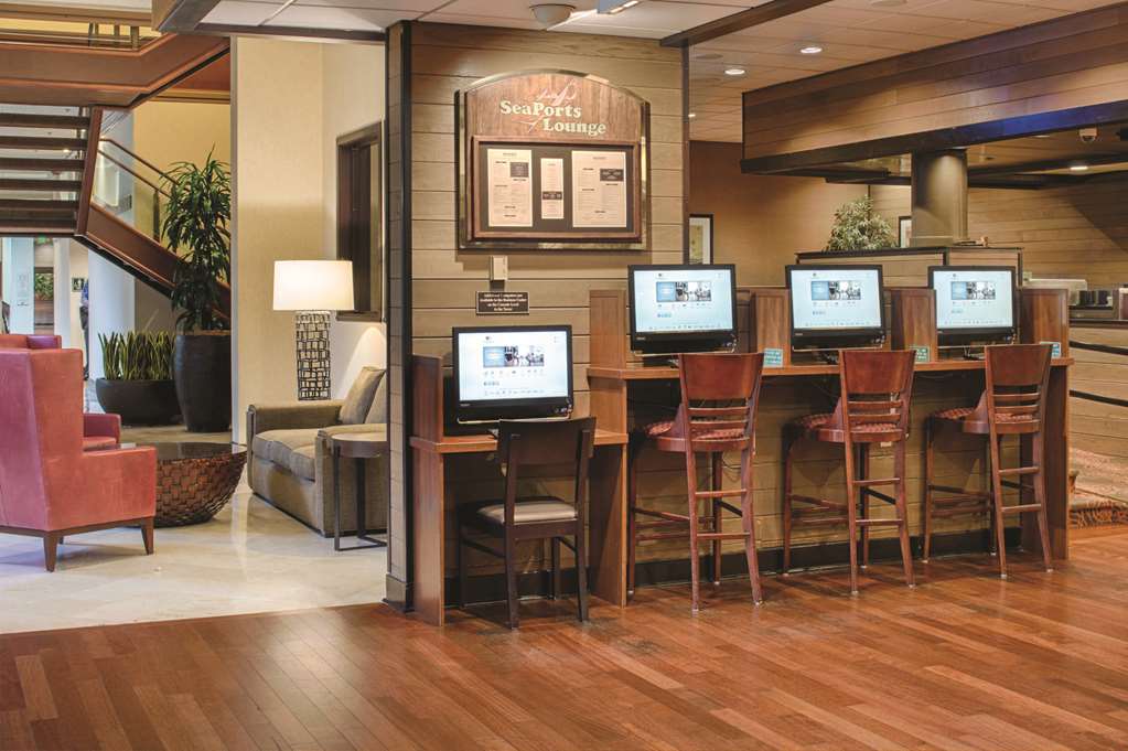 Фото Doubletree by Hilton Seattle Airport