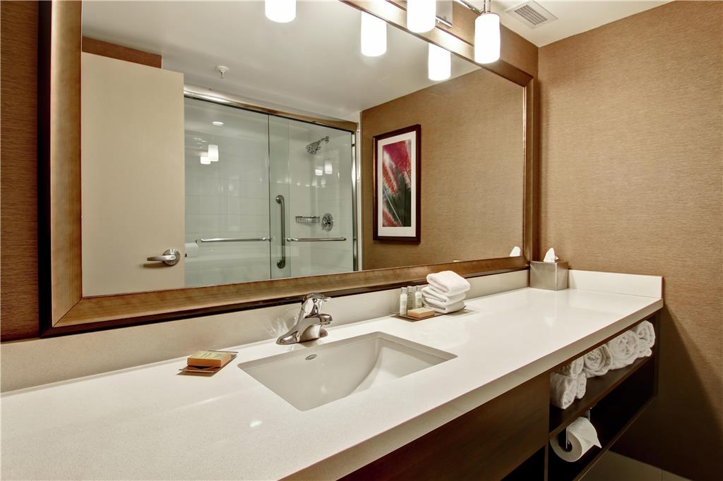 Фото DoubleTree by Hilton West Edmonton