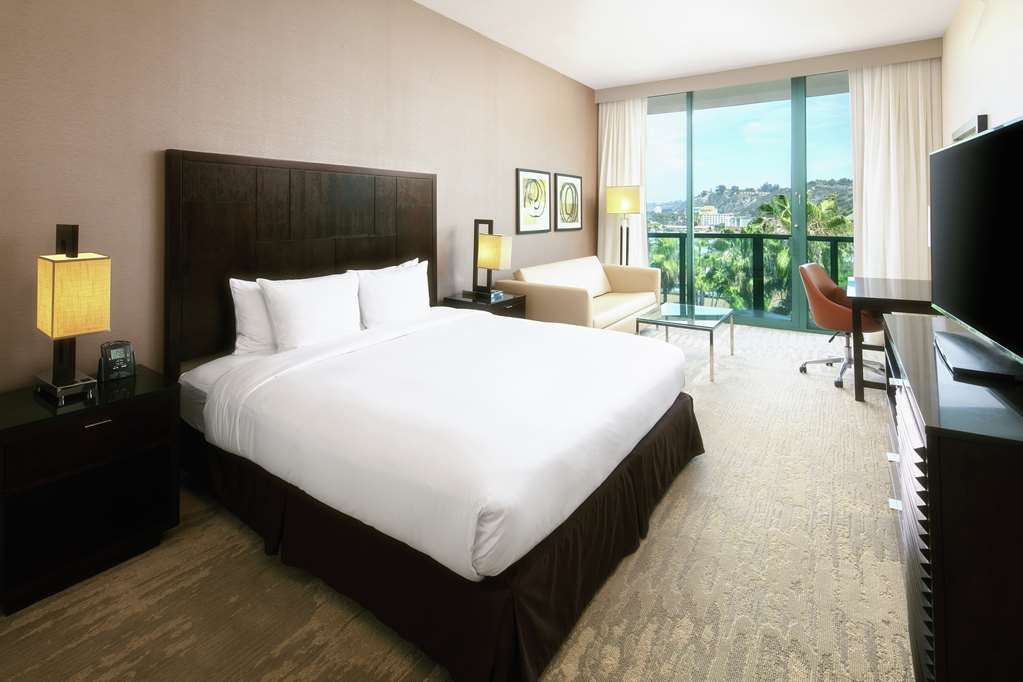 Фото Doubletree by Hilton Hotel Circle