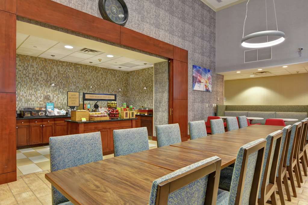 Фото Hampton Inn & Suites Newark-Harrison-Riverwalk
