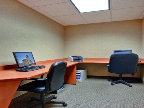 Фото Holiday Inn Calgary-Airport, an Ihg Hotel