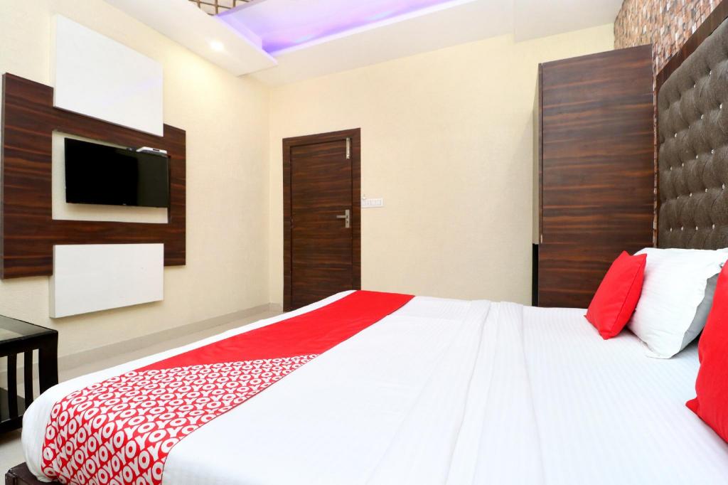 Фото Azaad Lifestyle Hotel by Oyo Rooms