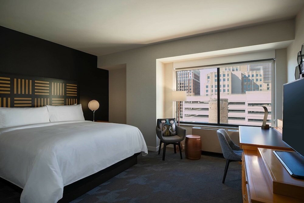Фото Renaissance Des Moines Savery Hotel