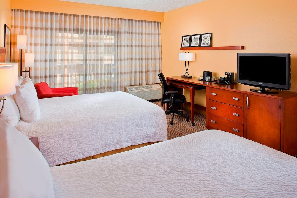 Фото Courtyard by Marriott Orlando Airport