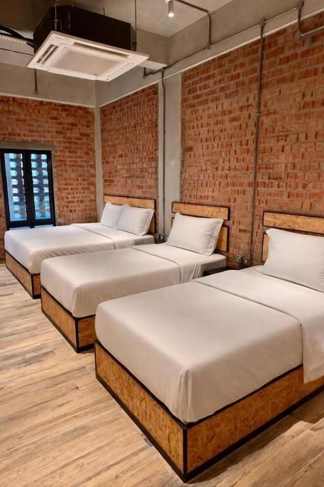Фото Brick Box Hotel