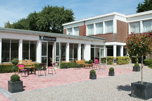 Гостиница H& xF4; tel - Restaurant Le Clos des C& xE8; dres в Монтрее
