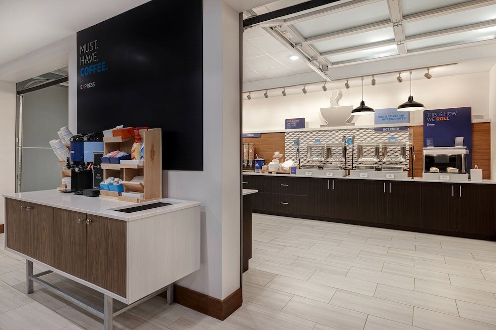 Фото Holiday Inn Express And Suites Detroit Dearborn, an Ihg Hotel