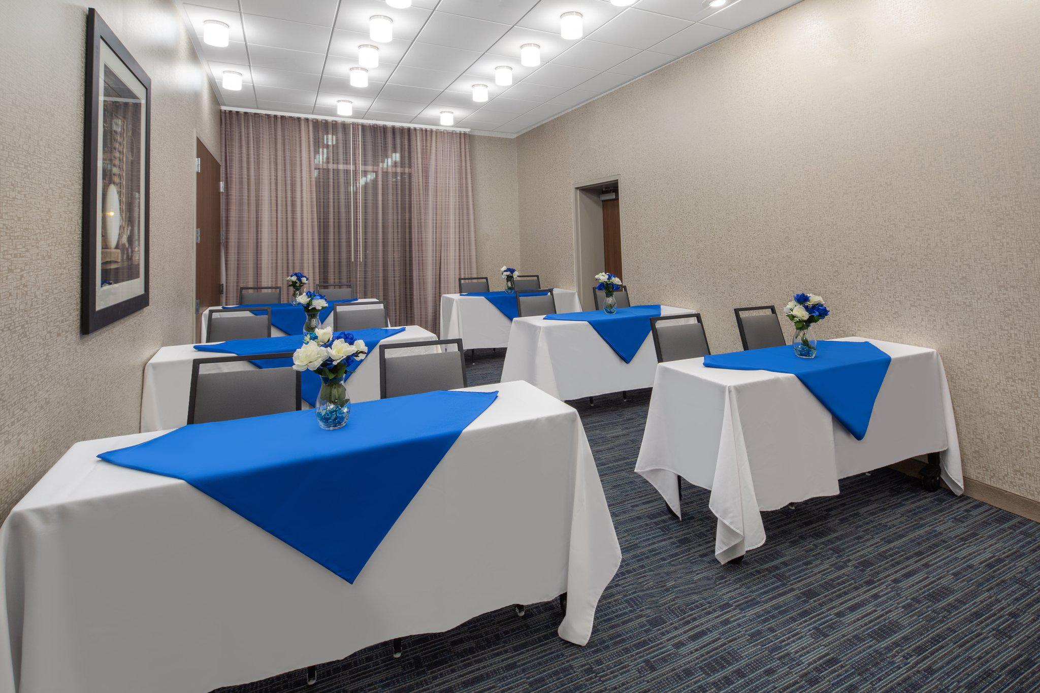 Фото Holiday Inn Express and Suites Chico