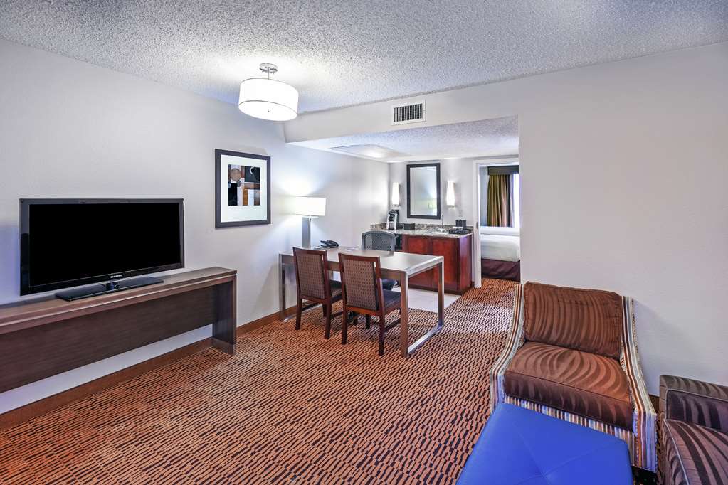 Фото Embassy Suites Hotel Dallas Market Center