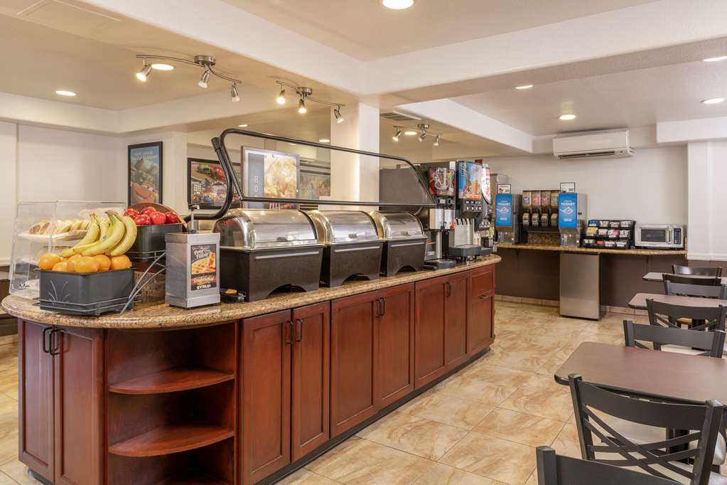 Фото Best Western Plus Raffles Inn & Suites