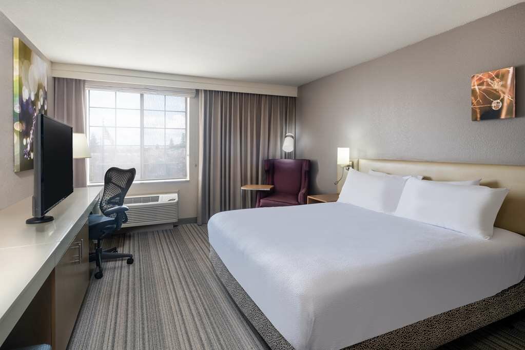 Фото Hilton Garden Inn Bakersfield