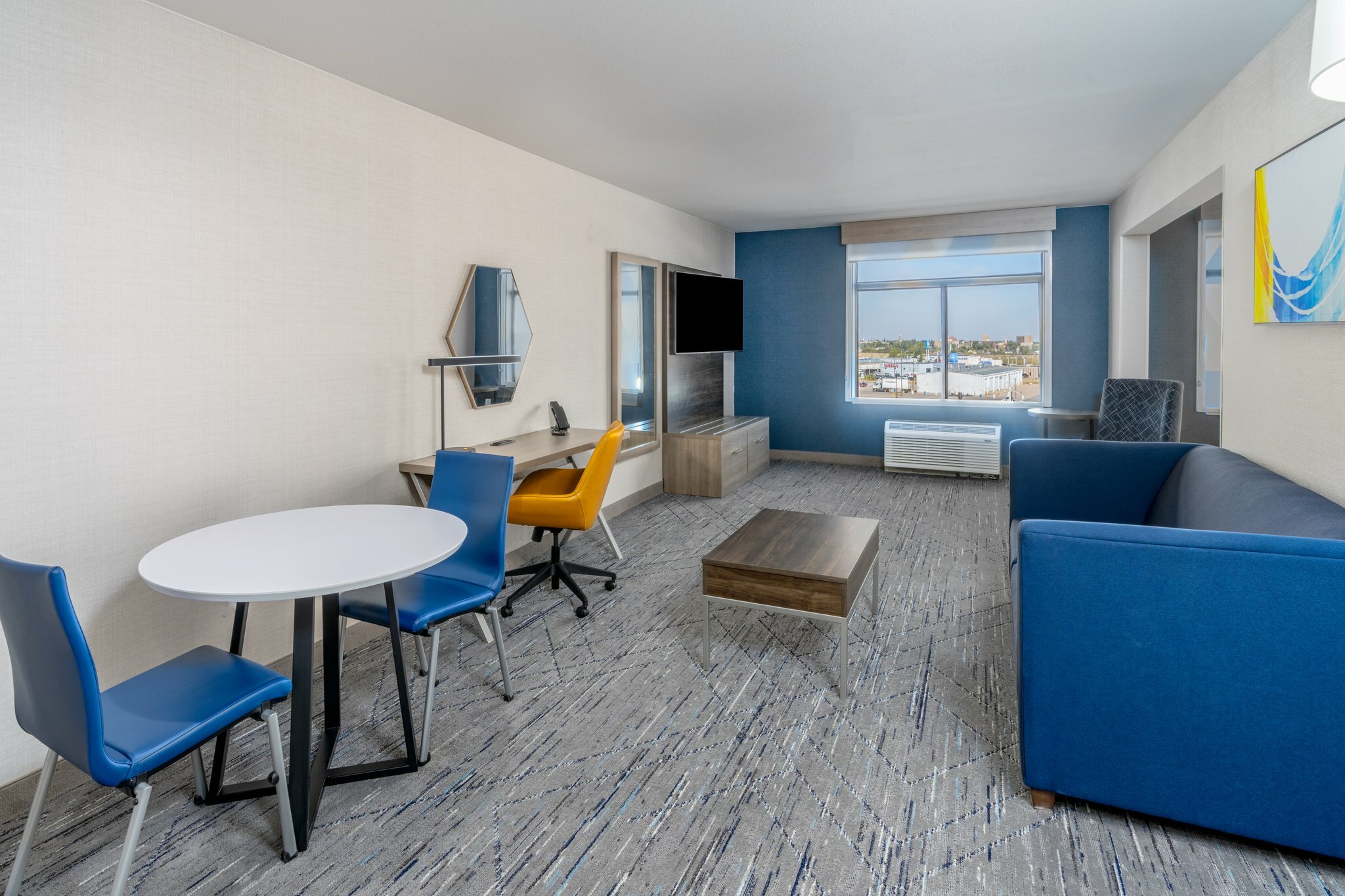 Фото Holiday Inn Express Hotel & Suites - Cheyenne, an Ihg Hotel