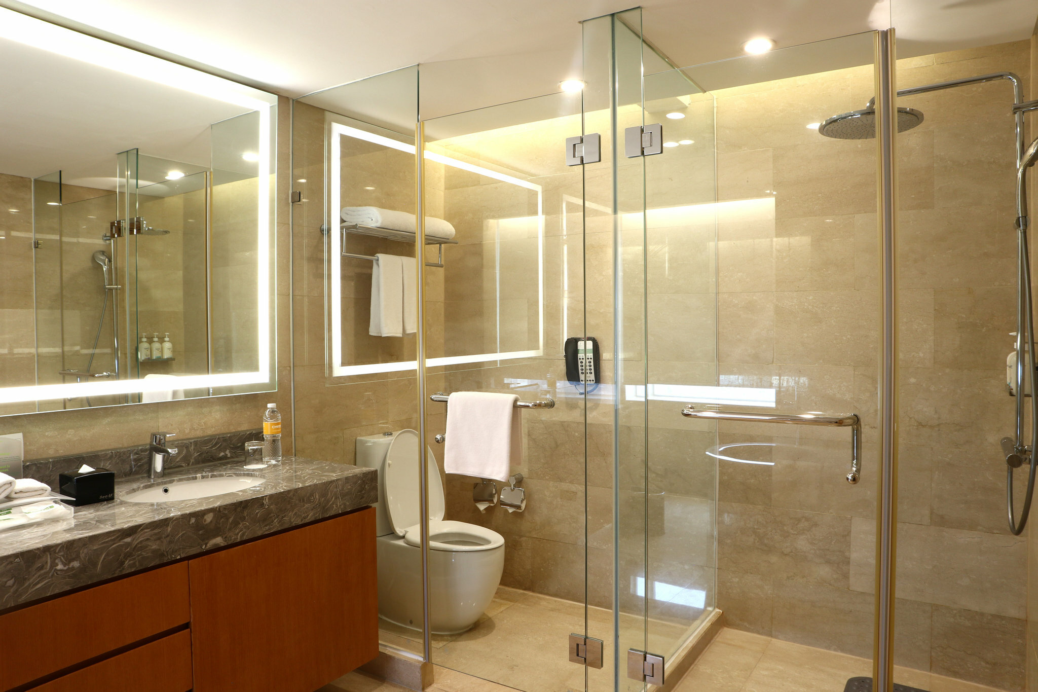 Фото Holiday Inn & Suites Jakarta Gajah Mada, an Ihg Hotel