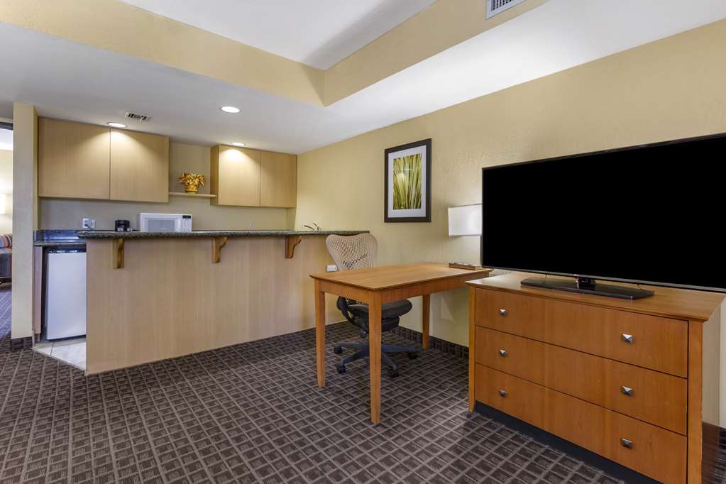 Фото Best Western Plus Scottsdale Thunderbird Suites