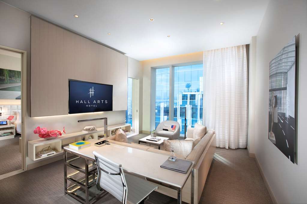 Фото Hall Arts Hotel Dallas, Curio Collection by Hilton