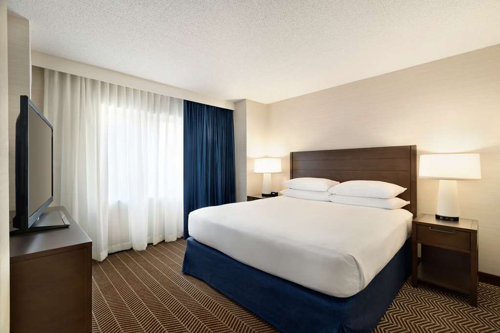 Фото Embassy Suites by Hilton Boston at Logan Airport