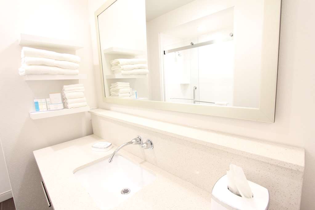 Фото Hampton Inn & Suites Dallas Market Center