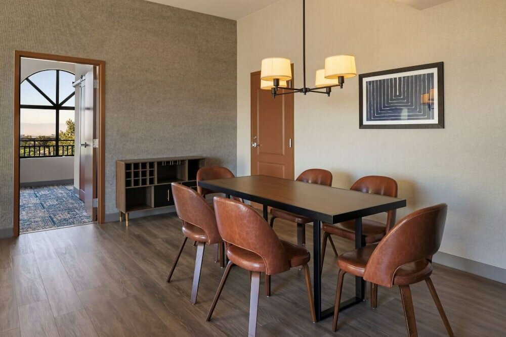 Фото Four Points by Sheraton Ontario-Rancho Cucamonga