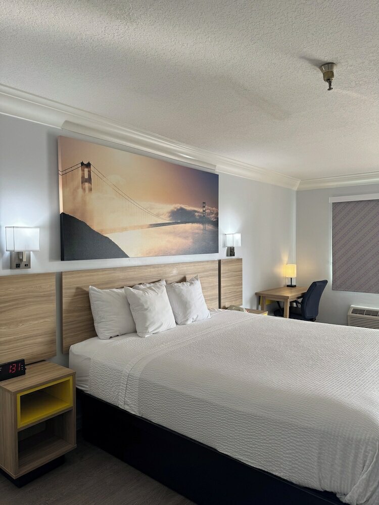 Фото Days Inn by Wyndham Near City Of Hope