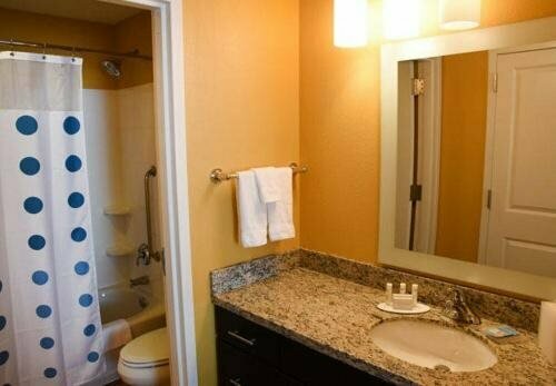 Гостиница TownePlace Suites Lawrence Downtown в Лоуренсе