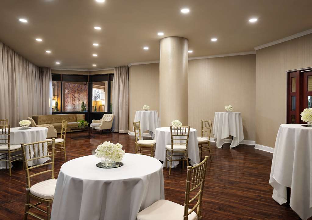 Фото Hilton Arlington