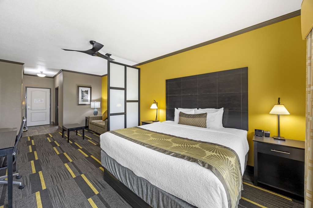 Фото Best Western Plus Emerald Inn & Suites