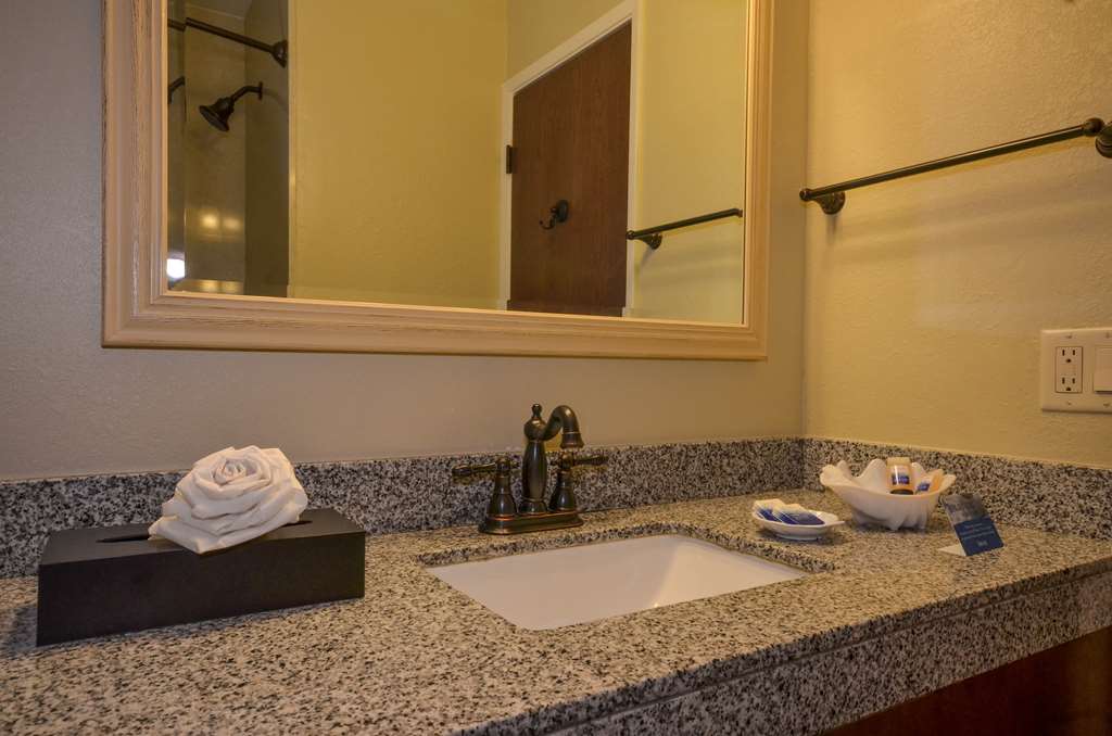 Фото Best Western The Inn & Suites Pacific Grove