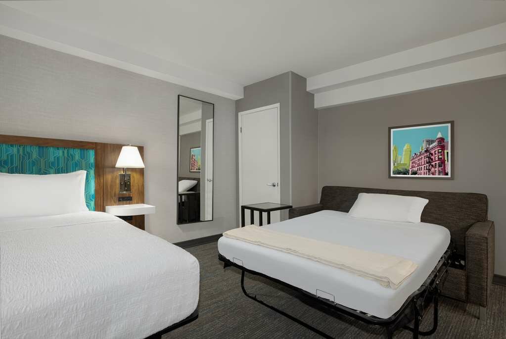Фото Hampton Inn & Suites by Hilton Toronto Downtown