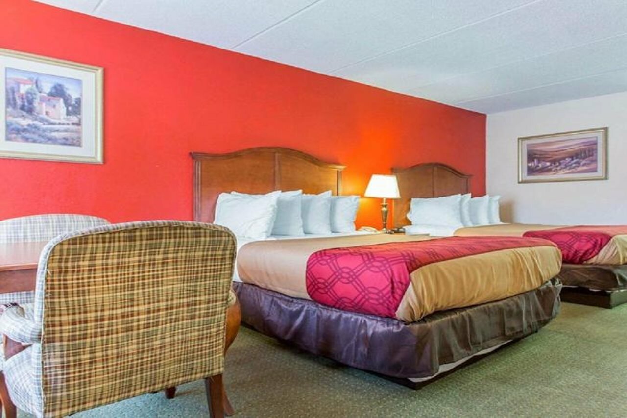 Фото Econo Lodge Inn & Suites