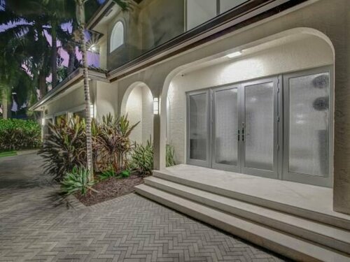 Гостиница Private Heated Pool and Expansive Dock - Elegant Waterfront Estate в Дания Бич