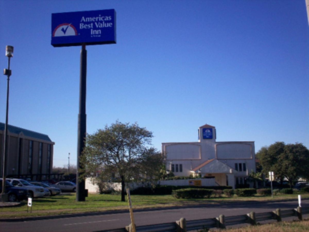 Фото Americas Best Value Inn Austin University