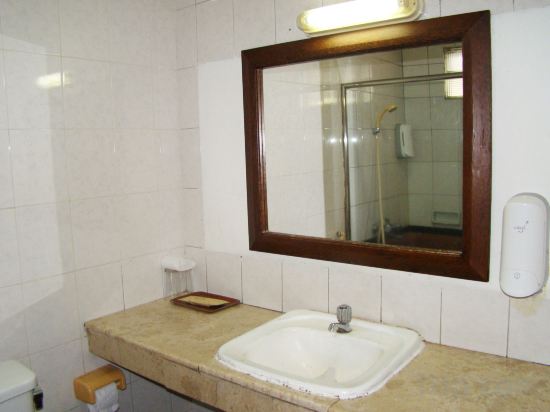 Фото Sukajadi Hotel