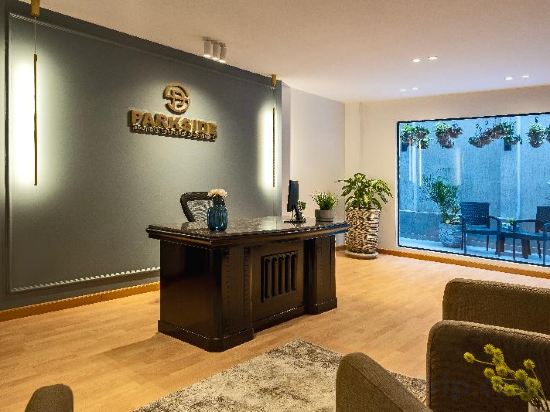 Фото Parkside Boutique Furnished Apartments