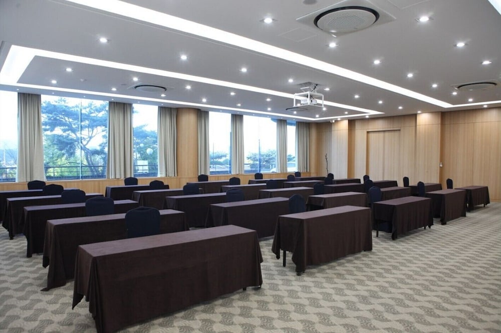 Фото Chuncheon Bears Hotel